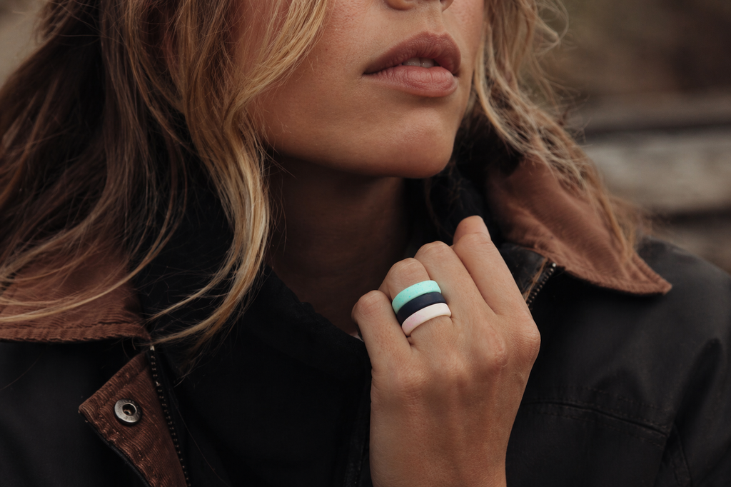 Woman wearing black silicone ring during gym workout by Dura Gear – The Grace safe alternative to metal rings NZ